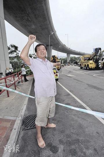 的士司機黃家富事發時脫了鞋,打算在的士內睡覺休息,但旅遊巴突然飛墜壓毁的士車頂,嚇得他赤腳逃生。(尹錦恩攝)的士司機羅耀明險被旅遊巴壓住,憶起與旅遊巴司機「對望」畫面,猶有餘悸。(尹錦恩攝) 的士司機黃家富事發時脫了鞋,打算在的士內睡覺休息,但旅遊巴突然飛墜壓毁的士車頂,嚇得他赤腳逃生。(尹錦恩攝)的士司機羅耀明險被旅遊巴壓住,憶起與旅遊巴司機「對望」畫面,猶有餘悸。(尹錦恩攝)