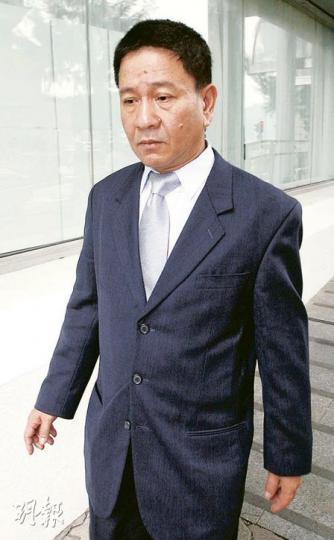 事發時為蕭永方直屬上級的嚴順成(圖),昨供稱與蕭失去聯絡後曾向上級報告,稍後他多次用通訊器嘗試聯絡蕭,但不成功。(林振東攝)消防總隊目謝子健(圖)在火警當日,因通訊器失效而改用單位固網電話,直接致電指揮室求助。(林振東攝) 事發時為蕭永方直屬上級的嚴順成(圖),昨供稱與蕭失去聯絡後曾向上級報告,稍後他多次用通訊器嘗試聯絡蕭,但不成功。(林振東攝)消防總隊目謝子健(圖)在火警當日,因通訊器失效而改用單位固網電話,直接致電指揮室求助。(林振東攝)