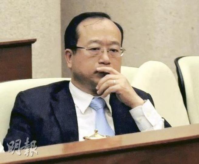 民建聯陳鑑林指,私隱專員公署在八達通出售資料上應負最大責任,但有關言論被民主黨議員猛烈批評,更要求他就言論道歉。(葉漢華攝)民主黨涂謹申要求成立專責委員會,調查商業機構轉售市民個人資料情况,但多數議員擔心調查範圍過大而反對,涂最終自行撤回動議。(葉漢華攝) 民建聯陳鑑林指,私隱專員公署在八達通出售資料上應負最大責任,但有關言論被民主黨議員猛烈批評,更要求他就言論道歉。(葉漢華攝)民主黨涂謹申要求成立專責委員會,調查商業機構轉售市民個人資料情况,但多數議員擔心調查範圍過大而反對,涂最終自行撤回動議。(葉漢華攝)