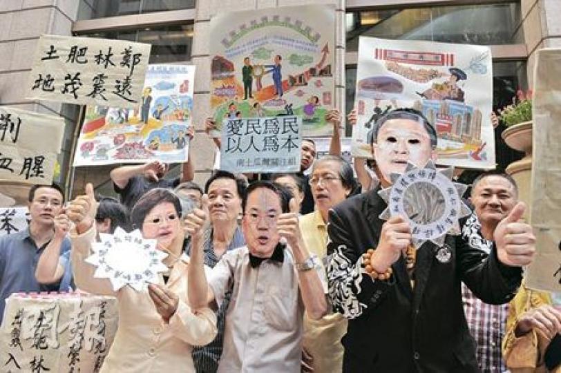 政府就新的市區重建策略展開諮詢,包括提出「樓換樓」安排,一班關注重建區業主權益的組織提出56項質疑,包括質疑並非真的「樓換樓」,因為舊樓業主被迫放棄高空發展權,還要在7年樓齡的補償中補上差價才能買到這些單位。他們昨戴上特首曾蔭權、發展局長林鄭月娥和市建局主席張震遠的面具上演街頭劇,諷刺有關官員不理小業主權益。(劉焌陶攝) 政府就新的市區重建策略展開諮詢,包括提出「樓換樓」安排,一班關注重建區業主權益的組織提出56項質疑,包括質疑並非真的「樓換樓」,因為舊樓業主被迫放棄高空發展權,還要在7年樓齡的補償中補上差價才能買到這些單位。他們昨戴上特首曾蔭權、發展局長林鄭月娥和市建局主席張震遠的面具上演街頭劇,諷刺有關官員不理小業主權益。(劉焌陶攝)
