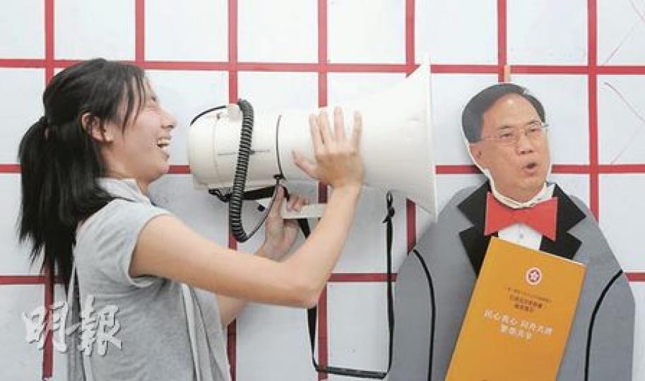 楊佩艮看起來柔弱嬌小,但批評特首曾蔭權的施政報告時絕不手軟,她說,若曾蔭權在眼前,她會要求對方增多資源改善基層保障,大力支持最低工資訂在33元。(余俊亮攝) 楊佩艮看起來柔弱嬌小,但批評特首曾蔭權的施政報告時絕不手軟,她說,若曾蔭權在眼前,她會要求對方增多資源改善基層保障,大力支持最低工資訂在33元。(余俊亮攝)