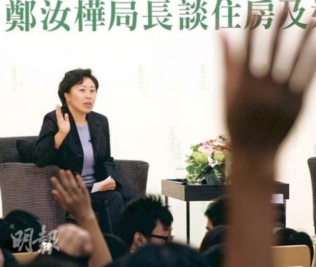 鄭汝樺昨與430名青年就《施政報告》中的房屋及運輸政策對談,面對青年舉手發問,鄭汝樺除回應有關置安心計劃的提問,還多次提醒市民低息環境不會長期持續,置業應量力而為。(李紹昌攝) 鄭汝樺昨與430名青年就《施政報告》中的房屋及運輸政策對談,面對青年舉手發問,鄭汝樺除回應有關置安心計劃的提問,還多次提醒市民低息環境不會長期持續,置業應量力而為。(李紹昌攝)