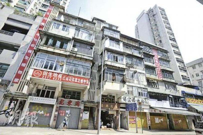 董伯居於深水埗通州街208號一間板間房,至今已17年,但因大廈被收購,全幢大廈只剩下板間房的8名房客。(朱永倫攝) 董伯居於深水埗通州街208號一間板間房,至今已17年,但因大廈被收購,全幢大廈只剩下板間房的8名房客。(朱永倫攝)
