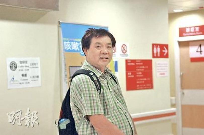 的士司機黃家富前日「死過翻生」,昨日到醫院看精神科醫生後,便往買燒豬回家拜神。(衛永康攝) 的士司機黃家富前日「死過翻生」,昨日到醫院看精神科醫生後,便往買燒豬回家拜神。(衛永康攝)