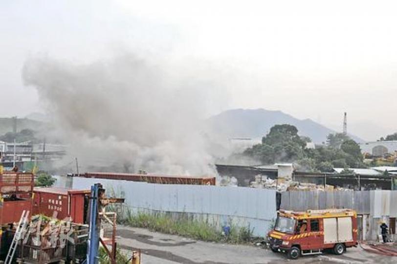打鼓嶺五洲南路一個回收場昨日發生三級火警,濃煙滾滾,消防員約兩個小時後將火救熄。(衛永康攝) 打鼓嶺五洲南路一個回收場昨日發生三級火警,濃煙滾滾,消防員約兩個小時後將火救熄。(衛永康攝)