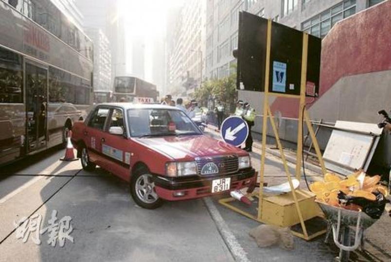 心臟病司機疑駕駛途中病發暈倒,的士直衝修路工程路牌,車輛損毁不算嚴重,司機並無表面傷痕,送院後不治,警方會調查其死因是病發還是撞車引致。(劉友光攝) 心臟病司機疑駕駛途中病發暈倒,的士直衝修路工程路牌,車輛損毁不算嚴重,司機並無表面傷痕,送院後不治,警方會調查其死因是病發還是撞車引致。(劉友光攝)