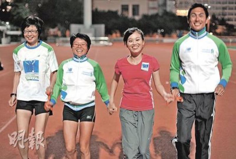 長跑令失去視力的傅提芬Inty(右二)及郭瓊Alsa(左一)重生,分別成為美容公司電話最佳銷售員及運動健將。香港盲人體育會顧問及教練林威強(右一),一路細心呵護及培育他們在長跑路上的成長。(何家達攝)
長跑令失去視力的傅提芬Inty(右二)及郭瓊Alsa(左一)重生,分別成為美容公司電話最佳銷售員及運動健將。香港盲人體育會顧問及教練林威強(右一),一路細心呵護及培育他們在長跑路上的成長。(何家達攝)