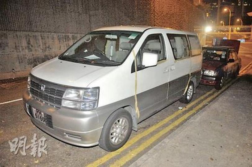 病患纏身男子駕七人車到金鐘,用膠紙密封車外的門窗邊緣,再在車上燒炭尋死。(衛永康攝) 病患纏身男子駕七人車到金鐘,用膠紙密封車外的門窗邊緣,再在車上燒炭尋死。(衛永康攝)
