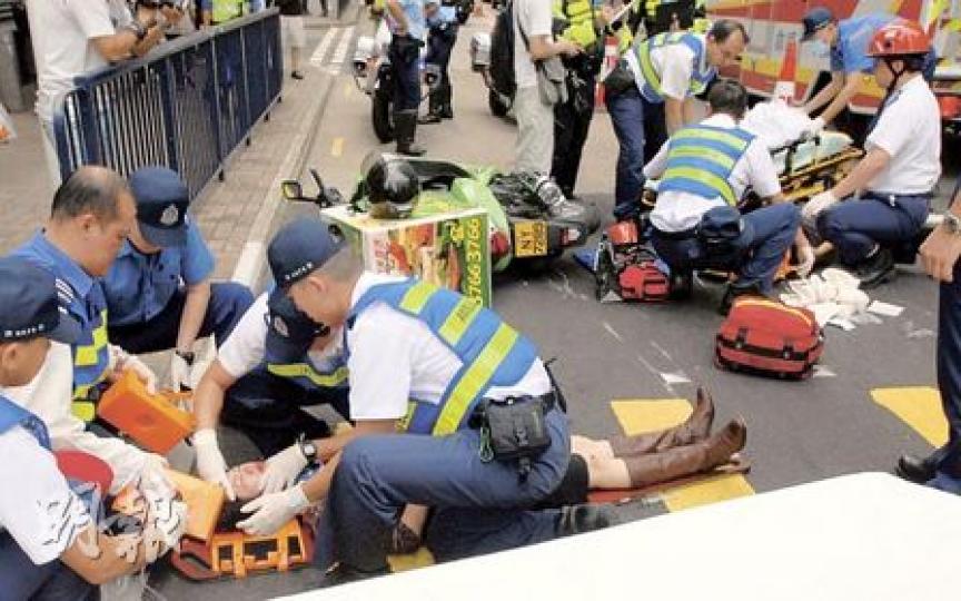 兩名被電單車撞及女途人倒卧馬路中,救護員到場即時兩人包紮再送院。(劉友光攝) 兩名被電單車撞及女途人倒卧馬路中,救護員到場即時兩人包紮再送院。(劉友光攝)