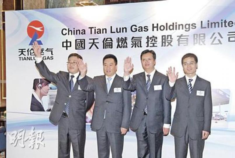 河南天倫燃氣昨起路演,擬最多集資4.1億元,圖左起分別為執行董事馮毅,董事會主席張瀛岑及執行董事冼振源。(陳淑安攝) 河南天倫燃氣昨起路演,擬最多集資4.1億元,圖左起分別為執行董事馮毅,董事會主席張瀛岑及執行董事冼振源。(陳淑安攝)
