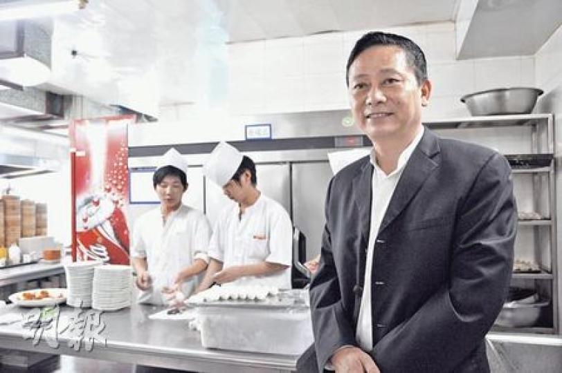 天天漁港集團有限公司董事長黃楚清,引進五常法管理,令廚房井井有條。(陳健佳攝) 天天漁港集團有限公司董事長黃楚清,引進五常法管理,令廚房井井有條。(陳健佳攝)