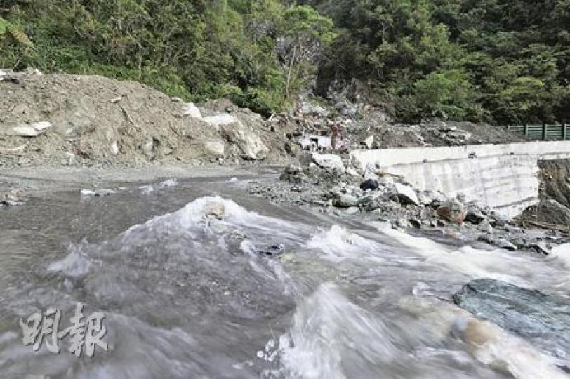 蘇花公路114.5公里處泥濘沙石佈滿公路,雨水仍不停從山上湧下來。(何家達攝)蘇花公路114.5公里處,有汽車殘骸被泥石掩埋。(何家達攝) 蘇花公路114.5公里處泥濘沙石佈滿公路,雨水仍不停從山上湧下來。(何家達攝)蘇花公路114.5公里處,有汽車殘骸被泥石掩埋。(何家達攝)
