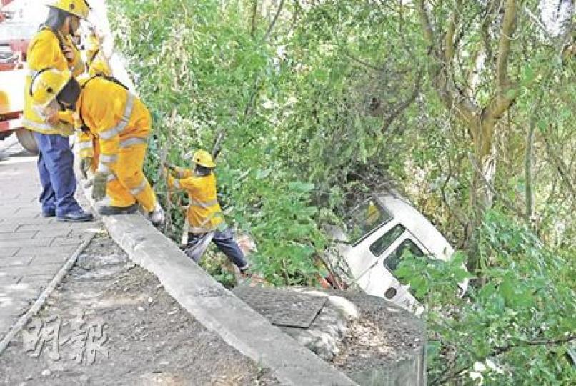 墜坡穿梭小巴被大樹擋住去勢,翻側停下,消防員一度游繩而下搜索是否仍有人被困。(劉友光攝)出事穿梭小巴原要右轉赤柱灘道(綠色虛線),但卻直衝剷上行人路,直插山坡(紅線)。該處路邊並無設置鐵欄。(劉友光攝) 墜坡穿梭小巴被大樹擋住去勢,翻側停下,消防員一度游繩而下搜索是否仍有人被困。(劉友光攝)出事穿梭小巴原要右轉赤柱灘道(綠色虛線),但卻直衝剷上行人路,直插山坡(紅線)。該處路邊並無設置鐵欄。(劉友光攝)