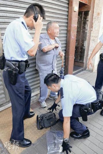 疑因追債涉嫌用利剪捅傷友人的75歲老翁,傷人後未有逃走,事後遭趕至警員拘捕帶署。(蔡方山攝)老翁被利剪捅傷後腰,鮮血直冒,救護員到場替他包紮後送院,無性命危險。 (蔡方山攝)剪刀事後留在現場地上,警員將之檢走作證物。(蔡方山攝) 疑因追債涉嫌用利剪捅傷友人的75歲老翁,傷人後未有逃走,事後遭趕至警員拘捕帶署。(蔡方山攝)老翁被利剪捅傷後腰,鮮血直冒,救護員到場替他包紮後送院,無性命危險。 (蔡方山攝)剪刀事後留在現場地上,警員將之檢走作證物。(蔡方山攝)