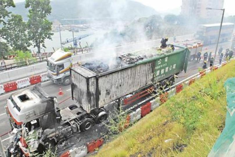 貨櫃車拖頭首先着火,火勢迅速蔓延,波及開頂貨櫃,櫃內廢紙不斷冒出白煙。(林錫禮攝)貨櫃車司機及時逃出車廂,未有受傷,事後留在現場協助警方調查。(林錫禮攝) 貨櫃車拖頭首先着火,火勢迅速蔓延,波及開頂貨櫃,櫃內廢紙不斷冒出白煙。(林錫禮攝)貨櫃車司機及時逃出車廂,未有受傷,事後留在現場協助警方調查。(林錫禮攝)