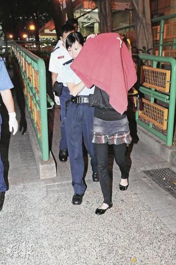 因轉職修甲師被男友干涉的少女,與男友爭吵後一度衝上太和邨亨和樓揚言跳樓,最後被勸服送院。(蔡方山攝)與男友在花園街單位內鬧分手、一度聲稱跳樓的女子,由警員及救護員勸服送院檢驗。(蔡方山攝) 因轉職修甲師被男友干涉的少女,與男友爭吵後一度衝上太和邨亨和樓揚言跳樓,最後被勸服送院。(蔡方山攝)與男友在花園街單位內鬧分手、一度聲稱跳樓的女子,由警員及救護員勸服送院檢驗。(蔡方山攝)