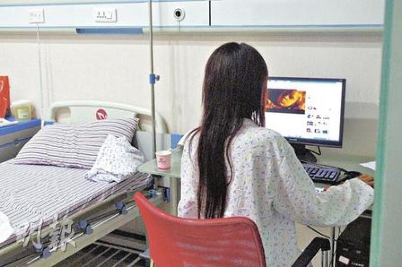 內地病殘就業歧視嚴重,小英應徵工作時屢屢碰壁。圖為小英在病房的情况。(王艷喆攝) 內地病殘就業歧視嚴重,小英應徵工作時屢屢碰壁。圖為小英在病房的情况。(王艷喆攝)