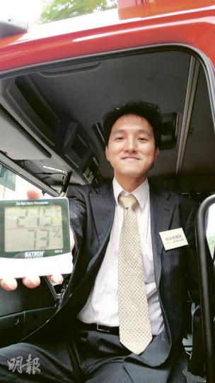 負責研究太陽能汽車冷氣系統的理大電機工程系教授鄭家偉表示,系統能利用太陽能,每日為汽車提供3小時冷氣,解決停車熄匙後車廂沒有冷氣供應的問題。(蕭輝浩攝) 負責研究太陽能汽車冷氣系統的理大電機工程系教授鄭家偉表示,系統能利用太陽能,每日為汽車提供3小時冷氣,解決停車熄匙後車廂沒有冷氣供應的問題。(蕭輝浩攝)