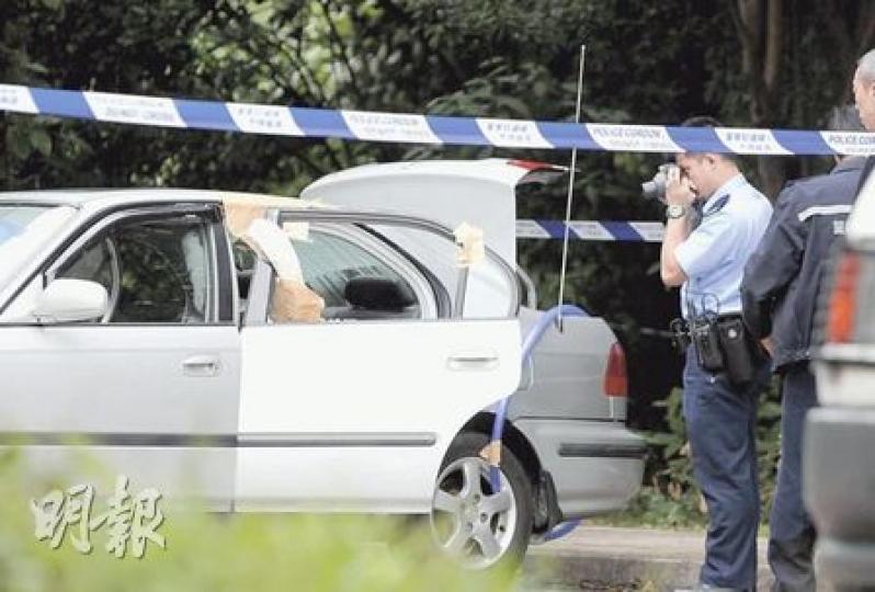 地產經紀自製毒氣室,在私家車內燒炭自殺,車尾可見自行接駁的膠喉,警方事後在場蒐證調查。(蔡方山攝)因感情問題自製毒氣室自殺身亡的地產經紀,屍體由仵工舁送殮房。(馮國良攝) 地產經紀自製毒氣室,在私家車內燒炭自殺,車尾可見自行接駁的膠喉,警方事後在場蒐證調查。(蔡方山攝)因感情問題自製毒氣室自殺身亡的地產經紀,屍體由仵工舁送殮房。(馮國良攝)