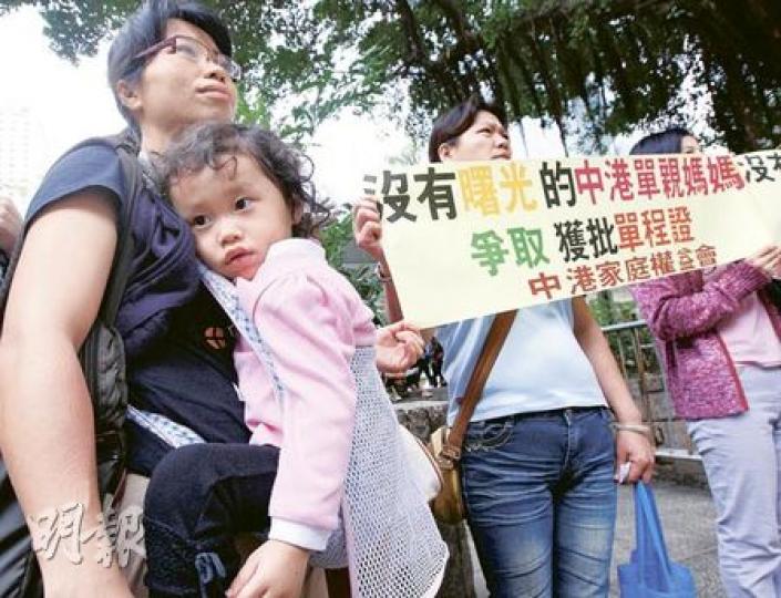 港人內地成年子女有望申請單程證配額來港,現居東莞的單親媽媽楊女士(左)是「成年子女」,父母及3名子女也居港。她心知來港後搵食艱難,但為與家人團聚誓力爭居留權,最壞打算是來港後靠子女的綜援金過活。(李紹昌攝) 港人內地成年子女有望申請單程證配額來港,現居東莞的單親媽媽楊女士(左)是「成年子女」,父母及3名子女也居港。她心知來港後搵食艱難,但為與家人團聚誓力爭居留權,最壞打算是來港後靠子女的綜援金過活。(李紹昌攝)