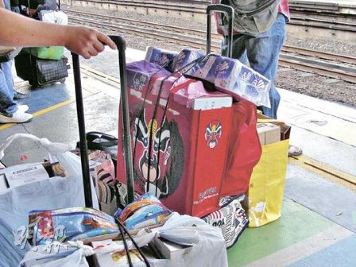 在上水火車站,不少內地居民帶着大包細包的生活用品準備返回深圳,從嬰兒奶粉、數碼產品到蚊怕水,廁紙等都有。(李泉攝)珠三角地區食品近期紛紛漲價,民眾認為漲勢還會持續,深圳水果價已貴過香港,圖為深圳巿民在超巿購物。(李泉攝)(明報製圖) 在上水火車站,不少內地居民帶着大包細包的生活用品準備返回深圳,從嬰兒奶粉、數碼產品到蚊怕水,廁紙等都有。(李泉攝)珠三角地區食品近期紛紛漲價,民眾認為漲勢還會持續,深圳水果價已貴過香港,圖為深圳巿民在超巿購物。(李泉攝)(明報製圖)