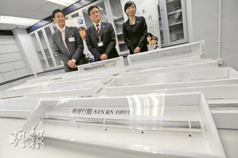 新界北總區刑事總部警司蔡偉富(中)表示,「嘉青行動」旨在防止青少年受不法分子影響或人身受傷害,行動至今拘捕近百人,並起出開山刀、鐵通等武器。(余俊亮攝) 新界北總區刑事總部警司蔡偉富(中)表示,「嘉青行動」旨在防止青少年受不法分子影響或人身受傷害,行動至今拘捕近百人,並起出開山刀、鐵通等武器。(余俊亮攝)