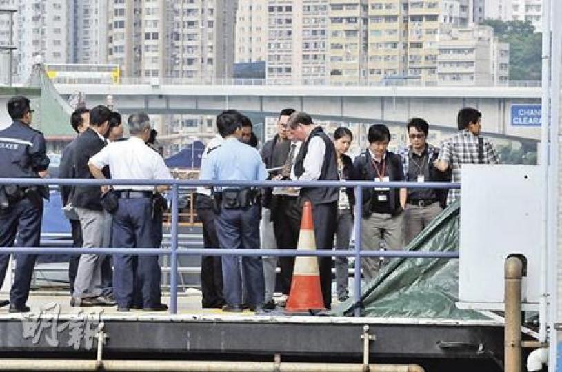 半裸女浮屍運至深灣水警基地上岸,用帳篷蓋住(右下),大批探員到場蒐證。(馮國良攝) 半裸女浮屍運至深灣水警基地上岸,用帳篷蓋住(右下),大批探員到場蒐證。(馮國良攝)