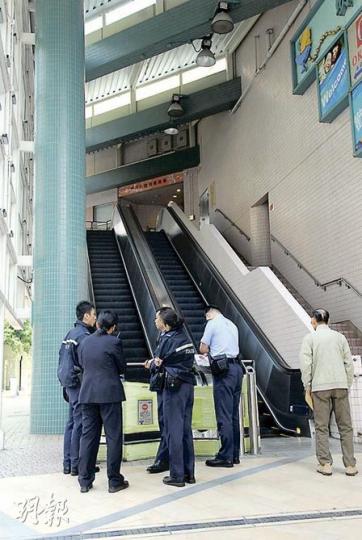 將軍澳明德商場扶手電梯維修後,疑再故障停頓,一對老夫婦跌倒受傷送院,警員其後在現場調查。(梁琬珊攝) 將軍澳明德商場扶手電梯維修後,疑再故障停頓,一對老夫婦跌倒受傷送院,警員其後在現場調查。(梁琬珊攝)