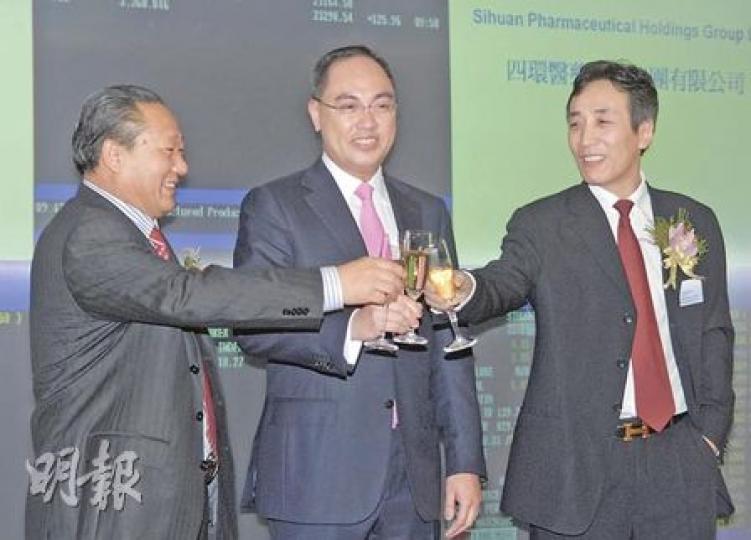 今年新股凍資王四環醫藥昨首日上市升過兩成,同日掛牌的環球乳業不幸跌一成,圖左及右分別為環球乳業主席趙傳文及四環醫藥主席兼行政總裁車馮升。(陳淑安攝) 今年新股凍資王四環醫藥昨首日上市升過兩成,同日掛牌的環球乳業不幸跌一成,圖左及右分別為環球乳業主席趙傳文及四環醫藥主席兼行政總裁車馮升。(陳淑安攝)
