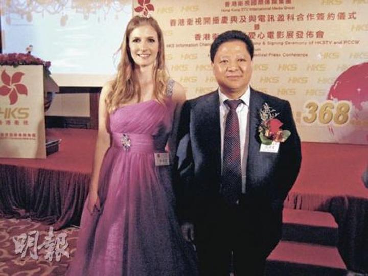 香港衛視主席高洪星(右)表示,要向世界展示,普通話已傳到全球,所以找外籍主播以普通話報道。他身旁的主播白雪兒(左)來自意大利。(陳健佳攝) 香港衛視主席高洪星(右)表示,要向世界展示,普通話已傳到全球,所以找外籍主播以普通話報道。他身旁的主播白雪兒(左)來自意大利。(陳健佳攝)