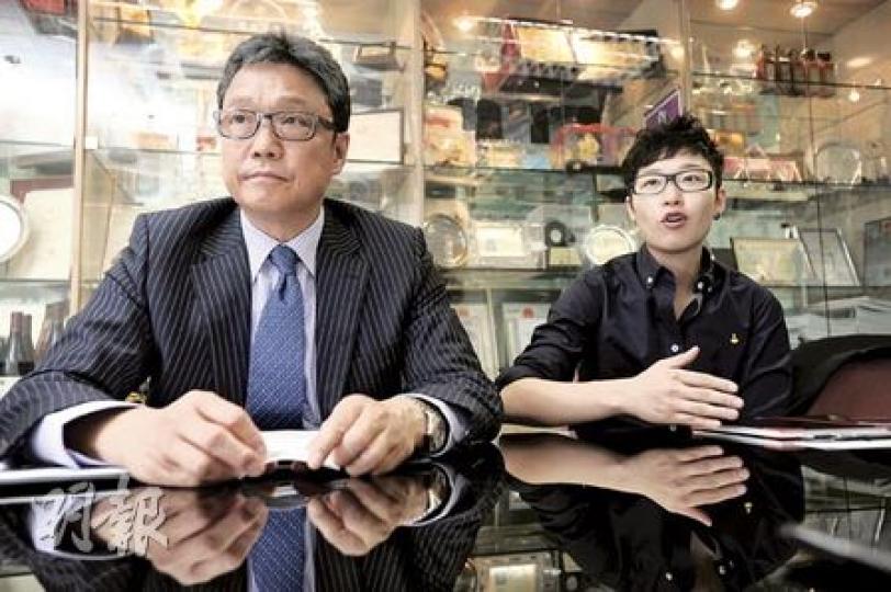 雖然製造業的經營較以往困難,但誠興行總裁徐炳光(左)相信,若能堅持品質、服務、誠信和創新開發能力,前景仍可審慎樂觀。女兒徐詠琳(右)原本在汽車軟件公司工作,年多前毅然回港協助父親打理生意。(何家達攝) 雖然製造業的經營較以往困難,但誠興行總裁徐炳光(左)相信,若能堅持品質、服務、誠信和創新開發能力,前景仍可審慎樂觀。女兒徐詠琳(右)原本在汽車軟件公司工作,年多前毅然回港協助父親打理生意。(何家達攝)
