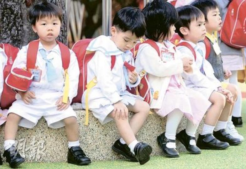 不少幼稚園要到11月始換季,即使昨日天氣清涼,仍有不少幼稚園小朋友仍穿著夏季的短褲上學。(朱永倫攝) 不少幼稚園要到11月始換季,即使昨日天氣清涼,仍有不少幼稚園小朋友仍穿著夏季的短褲上學。(朱永倫攝)