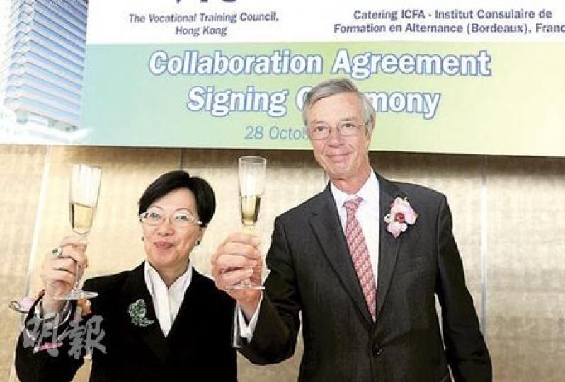職訓局執行幹事邱霜梅(左)與法國波爾多工商總會主席Laurent Courbu(右)昨日簽訂合作協議,法國廚藝學生最快在明年初來港「學廚」,並交流葡萄酒心得,本港導師則會到法國學習葡萄酒知識。(尹錦恩攝) 職訓局執行幹事邱霜梅(左)與法國波爾多工商總會主席Laurent Courbu(右)昨日簽訂合作協議,法國廚藝學生最快在明年初來港「學廚」,並交流葡萄酒心得,本港導師則會到法國學習葡萄酒知識。(尹錦恩攝)