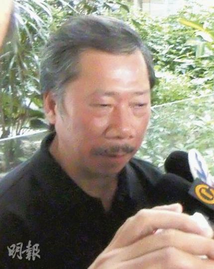 對於被告指送命的士司機黃志明下車不熄匙又讓醉酒乘客登上前座,也要負上責任,黃的兄長(圖)表示很憤怒。(陳穎鏇攝) 對於被告指送命的士司機黃志明下車不熄匙又讓醉酒乘客登上前座,也要負上責任,黃的兄長(圖)表示很憤怒。(陳穎鏇攝)