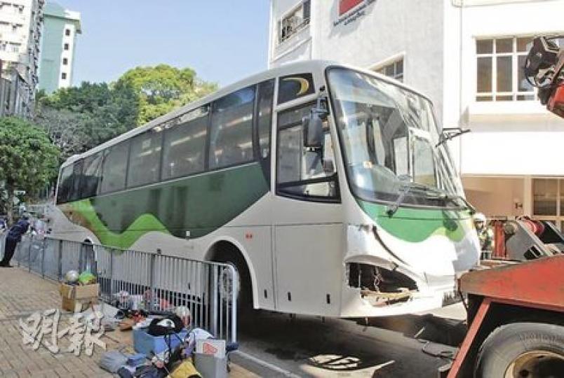 肇事旅巴事後被拖走檢查。(劉友光攝)更亭及私家車被旅巴撞至直墜3米後巷,擱在半空,更壓毁兩部電單車。(劉友光攝) 肇事旅巴事後被拖走檢查。(劉友光攝)更亭及私家車被旅巴撞至直墜3米後巷,擱在半空,更壓毁兩部電單車。(劉友光攝)