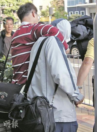 被告黃錦治(戴帽者)早前承認盜竊一部iPhone,獲裁判官多給一次機會索取社會服務令報告再作判刑,他昨日由兩名朋友掩護下離開法院。(梁珮珊攝) 被告黃錦治(戴帽者)早前承認盜竊一部iPhone,獲裁判官多給一次機會索取社會服務令報告再作判刑,他昨日由兩名朋友掩護下離開法院。(梁珮珊攝)