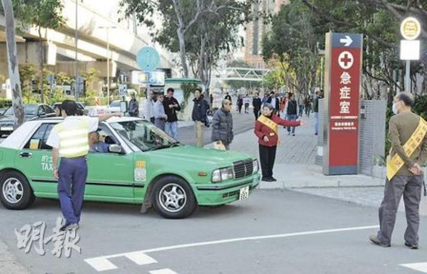 威院急症室昨日搬遷,院方安排了大批職員及戴上黃絲帶的義工,替的士及求診者指示方向。(蔡方山攝) 威院急症室昨日搬遷,院方安排了大批職員及戴上黃絲帶的義工,替的士及求診者指示方向。(蔡方山攝)