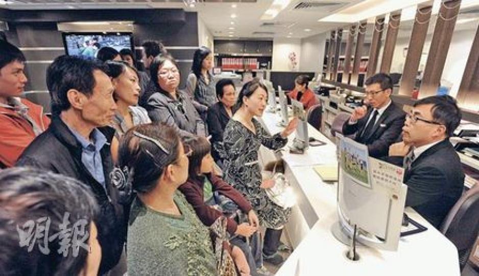 約20名永安團友不滿賠償安排,昨晚到銅鑼灣門市要求與負責人交涉,結果需由警員調停,永安承諾今日內答覆。(余俊亮攝) 約20名永安團友不滿賠償安排,昨晚到銅鑼灣門市要求與負責人交涉,結果需由警員調停,永安承諾今日內答覆。(余俊亮攝)