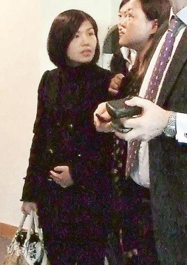 西醫禤樂琳(左)被指於病人提醒下,仍處方致敏藥物盤尼西林,病人服用因呼吸困難需入院,昨被裁定專業失德。(林景輝攝) 西醫禤樂琳(左)被指於病人提醒下,仍處方致敏藥物盤尼西林,病人服用因呼吸困難需入院,昨被裁定專業失德。(林景輝攝)