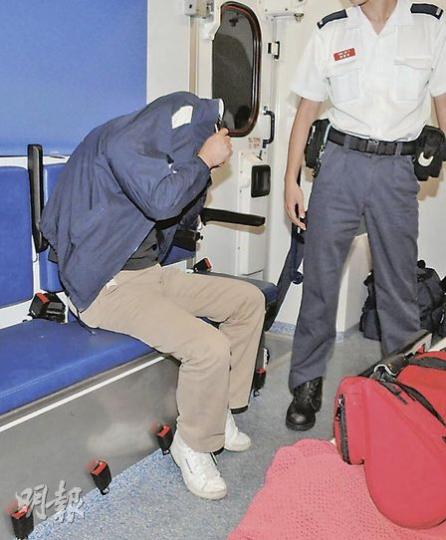 遇「霸王客」後,再被3名神秘大漢打傷的士司機,事後送院敷治。(蔡方山攝) 遇「霸王客」後,再被3名神秘大漢打傷的士司機,事後送院敷治。(蔡方山攝)