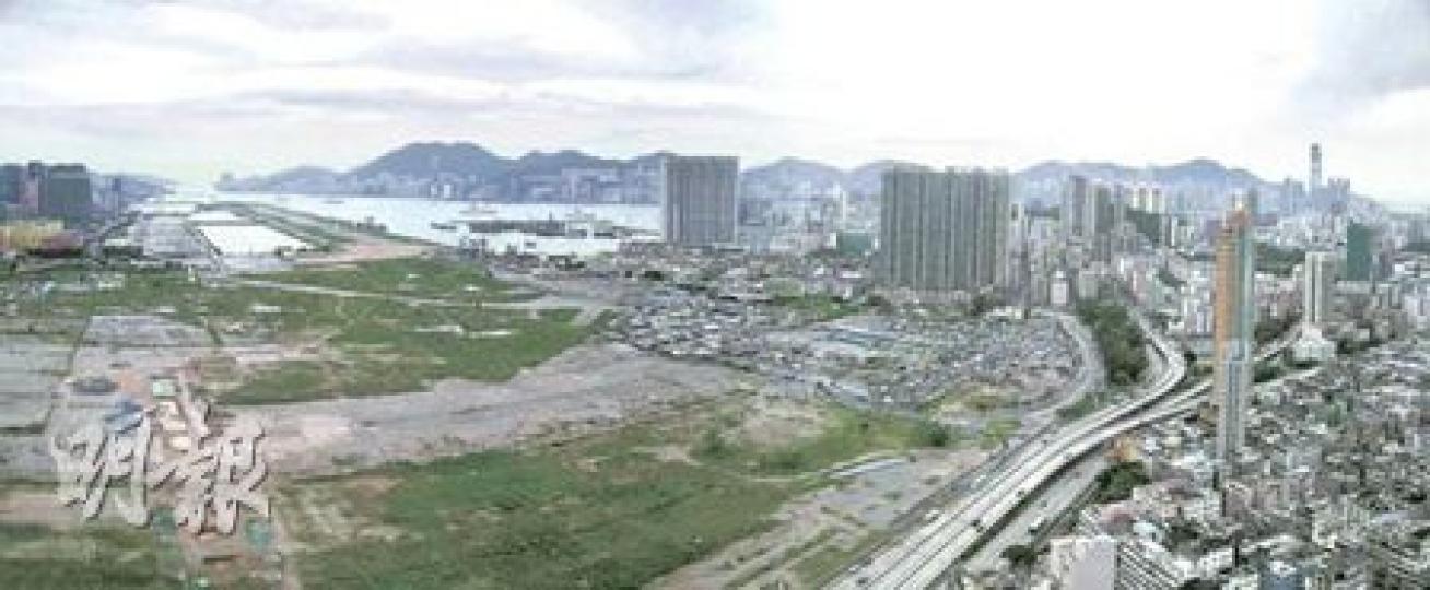 坐擁未來的啟德郵輪碼頭全景,以及維港的開揚景致,是御•豪門最大賣點。(攝影:張智超)1300餘方呎戶型的大廳,客廳與露台之間裝設玻璃趟門。(攝影:張智超)從另一角度觀看大廳,可見廚房被改裝成半開放式設計。(攝影:張智超)廚房具備足夠空間,讓設計師加裝長枱,戶主可在此享用早餐。(攝影:張智超)另一房間亦改裝半開放式格局,以增添空間感。(攝影:張智超)主人套房以暖和色系作主調,營造出溫暖的感覺。(攝影:張智超)另一睡房帶點日式房間的味道。(攝影:張智超)住客會所設有戶外泳池,住戶可在此享受日光浴。( 坐擁未來的啟德郵輪碼頭全景,以及維港的開揚景致,是御•豪門最大賣點。(攝影:張智超)1300餘方呎戶型的大廳,客廳與露台之間裝設玻璃趟門。(攝影:張智超)從另一角度觀看大廳,可見廚房被改裝成半開放式設計。(攝影:張智超)廚房具備足夠空間,讓設計師加裝長枱,戶主可在此享用早餐。(攝影:張智超)另一房間亦改裝半開放式格局,以增添空間感。(攝影:張智超)主人套房以暖和色系作主調,營造出溫暖的感覺。(攝影:張智超)另一睡房帶點日式房間的味道。(攝影:張智超)住客會所設有戶外泳池,住戶可在此享受日光浴。(