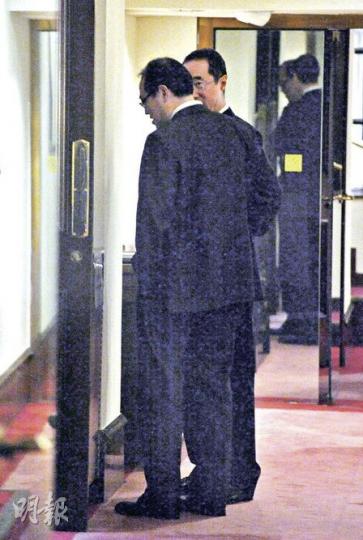 政務司長唐英年(右)昨在立法會反駁外間對「關愛基金」的批評,其後在走廊與議員林大輝(左)咬耳仔密密斟。記者其後問林大輝是否與司長談關愛基金問題,他說只是談二人擁有的哪隻馬更厲害。(葉漢華攝) 政務司長唐英年(右)昨在立法會反駁外間對「關愛基金」的批評,其後在走廊與議員林大輝(左)咬耳仔密密斟。記者其後問林大輝是否與司長談關愛基金問題,他說只是談二人擁有的哪隻馬更厲害。(葉漢華攝)