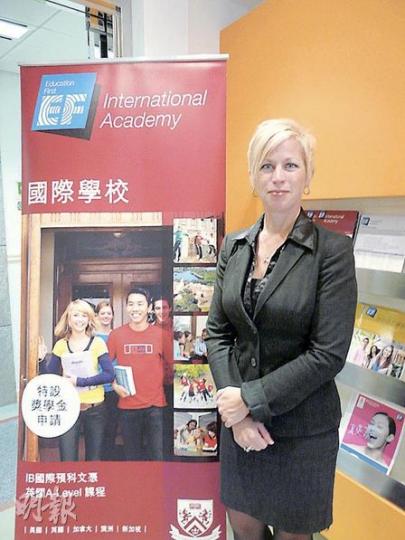 EF International Academy國際入學主任 Chantelle Robitaille笑言,總值30萬元的「創辦人獎學金」由全球學生競逐,提醒學生在報名時不應埋沒才能,可透過不同方式,如拍攝錄像、證書或製作網頁表達所想。(鄭穎瑩攝) EF International Academy國際入學主任 Chantelle Robitaille笑言,總值30萬元的「創辦人獎學金」由全球學生競逐,提醒學生在報名時不應埋沒才能,可透過不同方式,如拍攝錄像、證書或製作網頁表達所想。(鄭穎瑩攝)