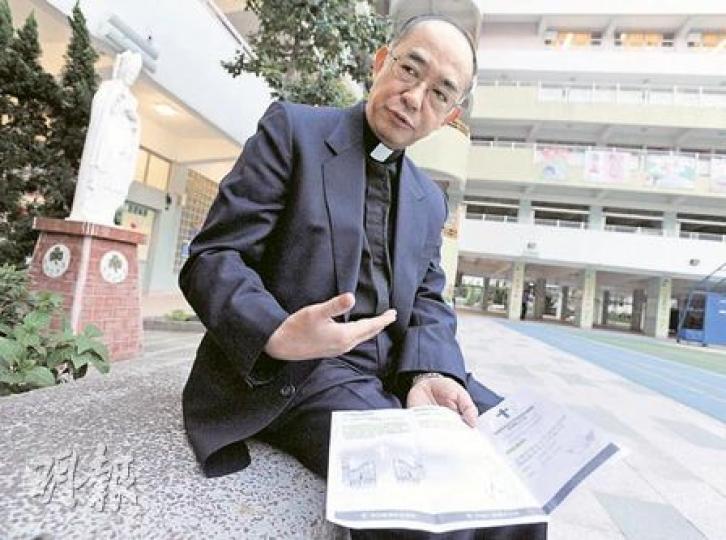 天主教香港教區副主教陳志明出示一張由教友提供的宣傳單張,指今年連續發現有私人公司標榜專為天主教徒提供收費近萬元的殯葬服務,他強調:「善別服務是愛心服務,絕對不會收費,我們必須澄清,這些公司生意與教會無關。」(余俊亮攝) 天主教香港教區副主教陳志明出示一張由教友提供的宣傳單張,指今年連續發現有私人公司標榜專為天主教徒提供收費近萬元的殯葬服務,他強調:「善別服務是愛心服務,絕對不會收費,我們必須澄清,這些公司生意與教會無關。」(余俊亮攝)