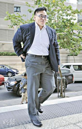 陳潤韜昨晨步入法院時表現輕鬆,向記者表示﹕「無咩緊張,噚晚都仲要返工。」(葉漢華攝) 陳潤韜昨晨步入法院時表現輕鬆,向記者表示﹕「無咩緊張,噚晚都仲要返工。」(葉漢華攝)