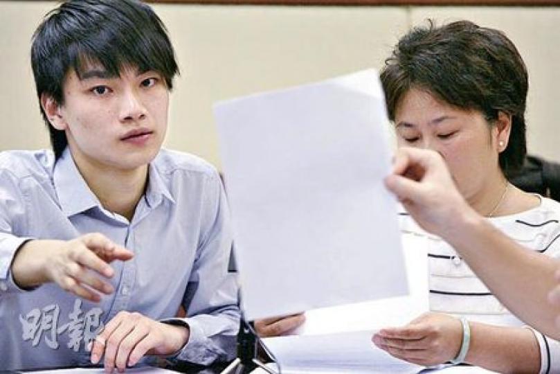 跳水運動員余坤鈴母親(右)與19歲高台跳水運動員黃柏林(左)向立法會議員求助,投訴雖合資格卻未能代表香港出賽亞運。(郭慶輝攝) 跳水運動員余坤鈴母親(右)與19歲高台跳水運動員黃柏林(左)向立法會議員求助,投訴雖合資格卻未能代表香港出賽亞運。(郭慶輝攝)