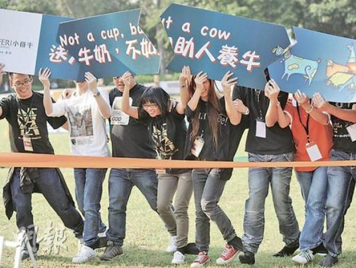 昨日的「十人十一足」慈善障礙賽,吸引15隊工商機構及學界代表隊參與。(余俊亮攝) 昨日的「十人十一足」慈善障礙賽,吸引15隊工商機構及學界代表隊參與。(余俊亮攝)