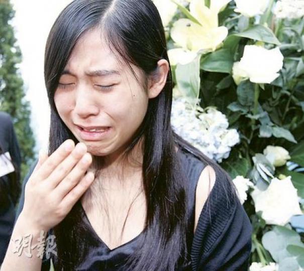 「電飯煲大王」蒙民偉去世百日,其15歲幼女蒙珮兒昨參加父親的追思會時,形容父親是「是嚴父也是慈父」,與他相處的每一刻都很難忘,當她引述父親臨終前對她所說的話,忍不住哭了出來。(李紹昌攝)不少政界及商界名人昨午出席蒙民偉的追思會,包括民主黨創黨主席李柱銘(左一)及其太太,他們在追思會後跟蒙太及其幼女握手道別。(李紹昌攝)前廣播處長張敏儀(圖)以及安老事務委員會主席梁智鴻等,昨午出席了蒙民偉的追思會,與他作最後道別。(李紹昌攝) 「電飯煲大王」蒙民偉去世百日,其15歲幼女蒙珮兒昨參加父親的追思會時,形容父親是「是嚴父也是慈父」,與他相處的每一刻都很難忘,當她引述父親臨終前對她所說的話,忍不住哭了出來。(李紹昌攝)不少政界及商界名人昨午出席蒙民偉的追思會,包括民主黨創黨主席李柱銘(左一)及其太太,他們在追思會後跟蒙太及其幼女握手道別。(李紹昌攝)前廣播處長張敏儀(圖)以及安老事務委員會主席梁智鴻等,昨午出席了蒙民偉的追思會,與他作最後道別。(李紹昌攝)