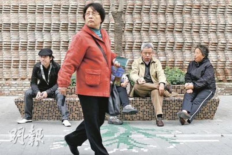 IT人徐樂心(後左一坐者)早於今年1月來到上海,將獨自留守至11月底待場館拆卸才能回港。他說,普遍上海人質素很高,只是世博人流大,難免有不文明情况。(林振東攝) IT人徐樂心(後左一坐者)早於今年1月來到上海,將獨自留守至11月底待場館拆卸才能回港。他說,普遍上海人質素很高,只是世博人流大,難免有不文明情况。(林振東攝)