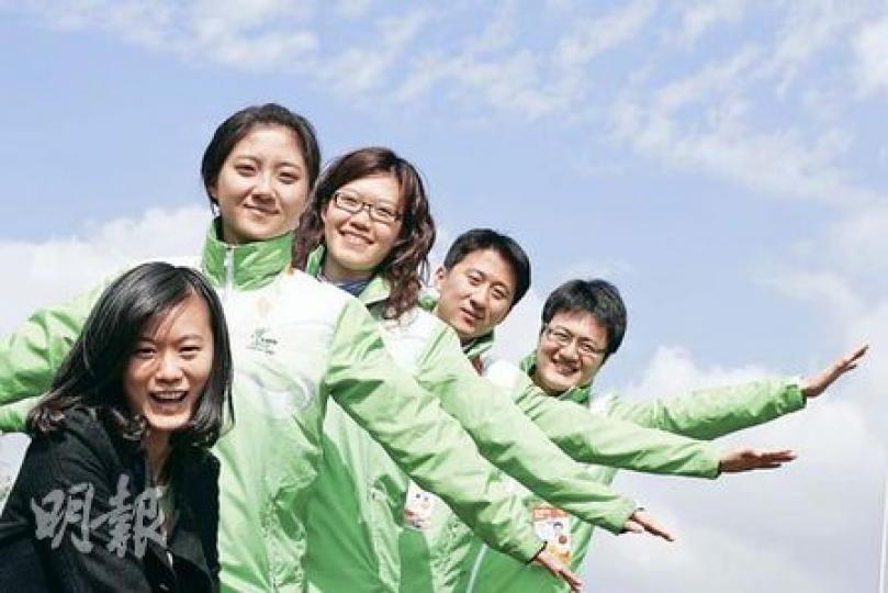 為期半年的世博,共有7萬名義工在園內服務,他們身穿白綠風衣故有「小白菜」暱稱,其中一位便是負責分配義工工作的王怡靜(左一)。(林振東攝) 為期半年的世博,共有7萬名義工在園內服務,他們身穿白綠風衣故有「小白菜」暱稱,其中一位便是負責分配義工工作的王怡靜(左一)。(林振東攝)